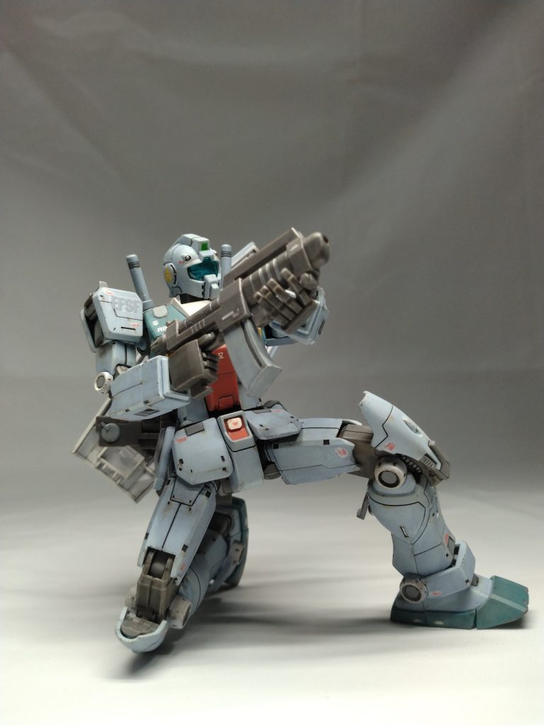 膝立ちが決まりますね。ビームライフルもいいですが、ショートタイプのスプレーガンも好きです。