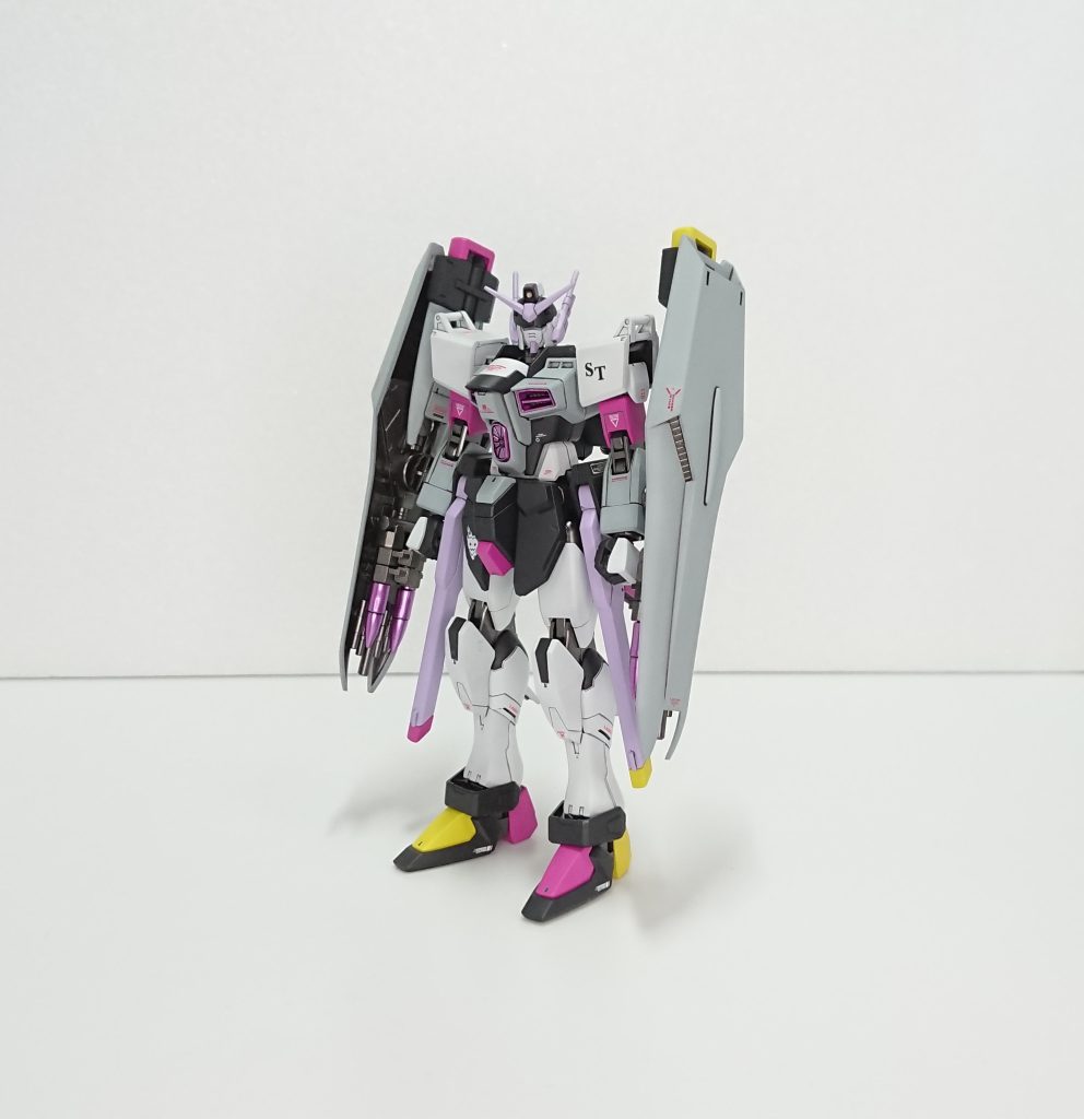 正面両腕の装備はデスパーダを意識して作りました、サイ・ロッドではなくアンカーという設定ですしミサイルの位置も逆ですが・・・。カラーリングの元ネタは一部の人は設定のチーム名からもしかしたら連想できるかも。