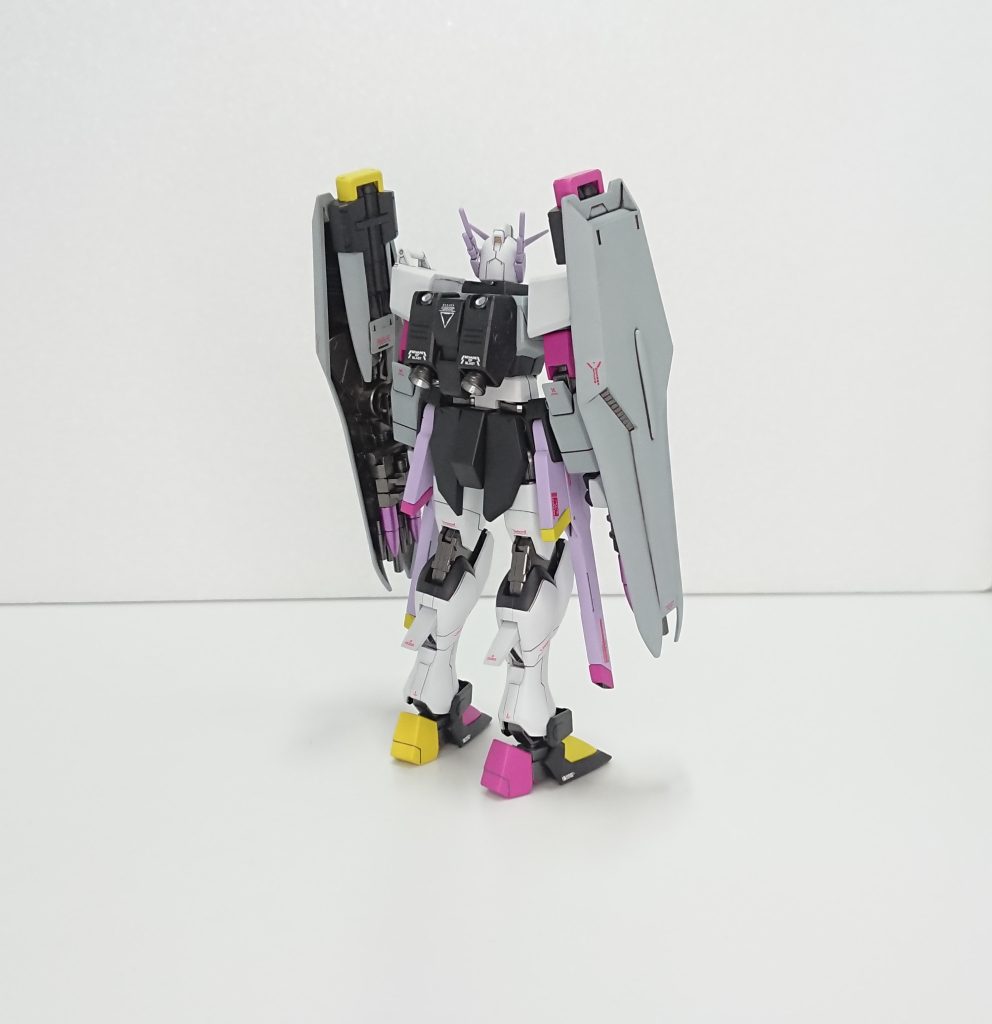 背面両腕がゴテゴテしてるのでバックパックはシンプルにしました。