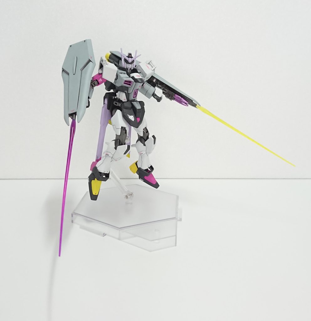 ウェポンバインダー内ビームガン(サーベルモード)ビームライフルとかキャノンの砲口からサーベル出すのってかっこいいですよね、後「こんなでっかい腕装備付けてるのにサーベル持ってブンブンできるんか?」って思ったので(バトオペのデスパーダはしてますが・・・)普通のビームサーベルは持ってません。 設定基本的には格闘戦は行わないが接近された際はビームキャノンをサーベルモードに切り替え応戦する、その際レールガンは背中側に移動する。