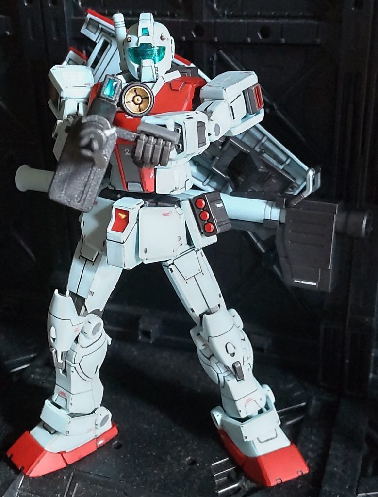 両手持ちも難なく可能！最近のHGは素晴らしいですね！しかしジムにしては強そう……