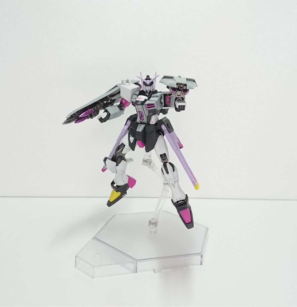 ウェポンバインダー内ビームガン+ウェポンバインダー内ミサイルビームキャノンは砲身を開口してます。あと思ったんですがEGνガンダムのこの盾ミサイルこのままだと絶対盾に当たるんですけど・・・、多分スライド機構があるか射出された後に飛んでいくんでしょう。あとウェポンバインダーって長いんで説明ではWBにさせてください。 設定WB内側に装備されたビームキャノン、キャノンの名の通り非常に高い威力を持つ、左腕WBからは黄色、右腕WBからは紫色のビームを放つ。ビームキャノンの両脇に2発ずつ、両WB合計8発装備されたミサイル、装甲が薄い機体であれば1発で破壊できる威力を持っている上追尾性能も高い為相手にとっては脅威となる。