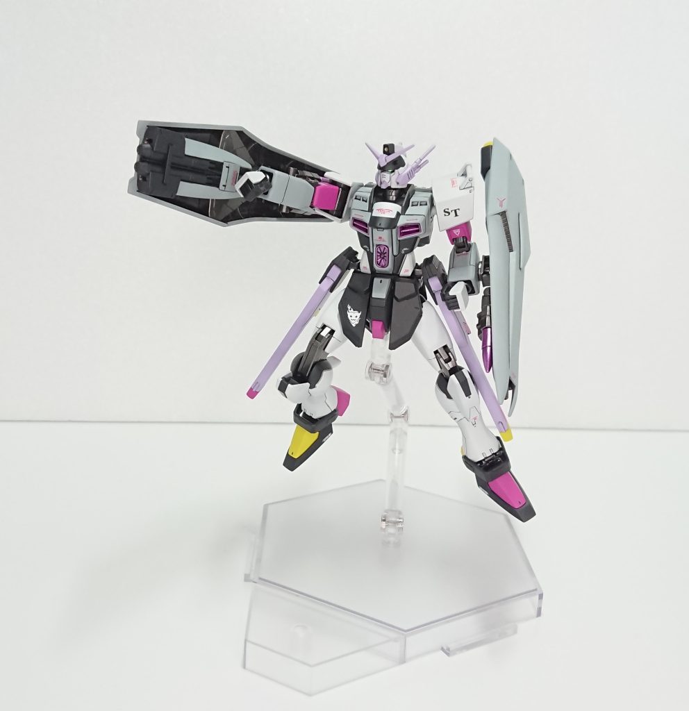 ウェポンバインダー内大型ミサイルジムⅢの腰部ミサイルをそのまま使ってます、でっかいミサイルはロマン。 設定片側2本合計4発装備の大型ミサイル、4発しか打てない為他の射撃武装やチームメイトとの連携で敵機を動けなくしてからトドメとして発射する、とてつもない威力と爆風範囲を持ち通常MSに対してはオーバーキル気味ではあるが、確実に撃破するために火力は大切である。とビルダーは語る。