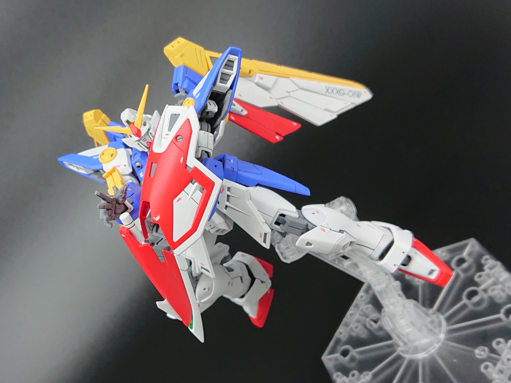 シールドの中央で折れ曲がってサーベルがせり出してきます。