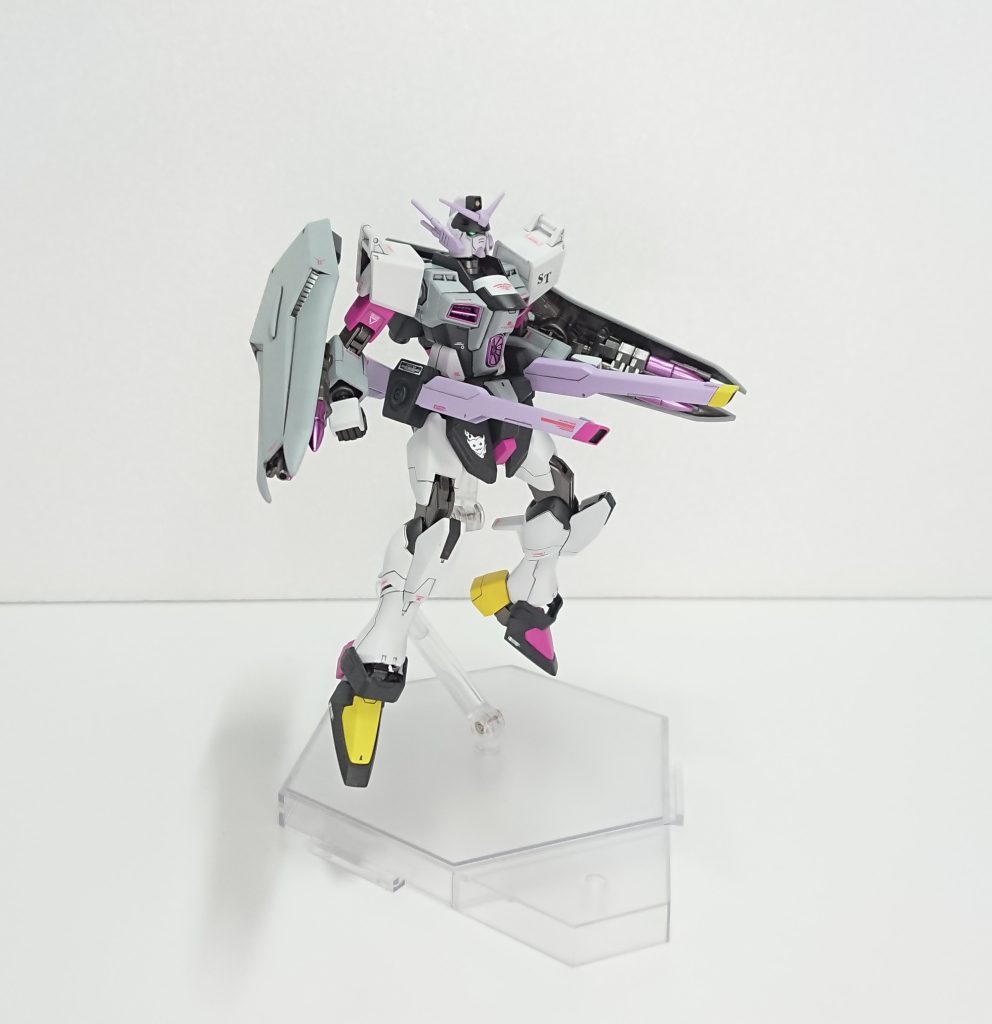 レールガンサーベル取付穴はKOTOBUKIYAのマイナスモールドパーツで埋めてます。 設定腰部に2門装備されたレールガン、高い威力を持つが特別な機能などはない名前通りの武装、ミサイル系はトドメに使うことが多いため、基本的にはビームキャノンとこの武装で射撃戦を行うことになる。