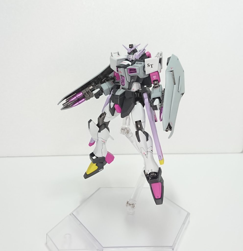 腹部ビームキャノンストライクフリーダムの胴体におまけでついてくる武装、なぜかあんまり好きじゃないのですぐ埋めたくなります、今回は武装盛り盛りの機体にしたかったのでそのまま付けてますが(カリドゥスが好きな方ごめんなさい)。 設定収束モードと拡散モードを選択できる腹部に装備されたビーム砲、有効射程はそこまで長くはないが破壊力は抜群である、ただし連射しすぎるとサザビーのようにパワーダウンしてしまう(ストライクフリーダムの胴体が使われているが動力は変更されている為)。