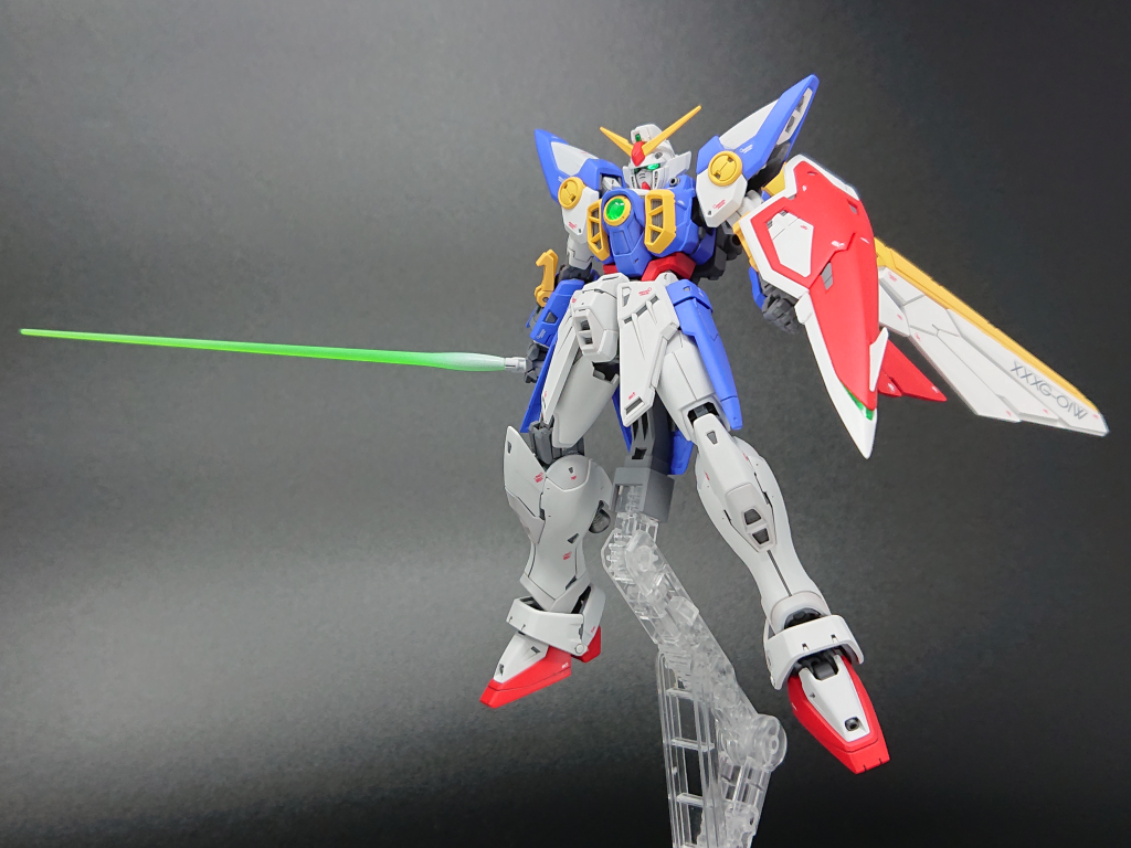 ビームサーベルを装備。根元をExホワイトで塗っています。