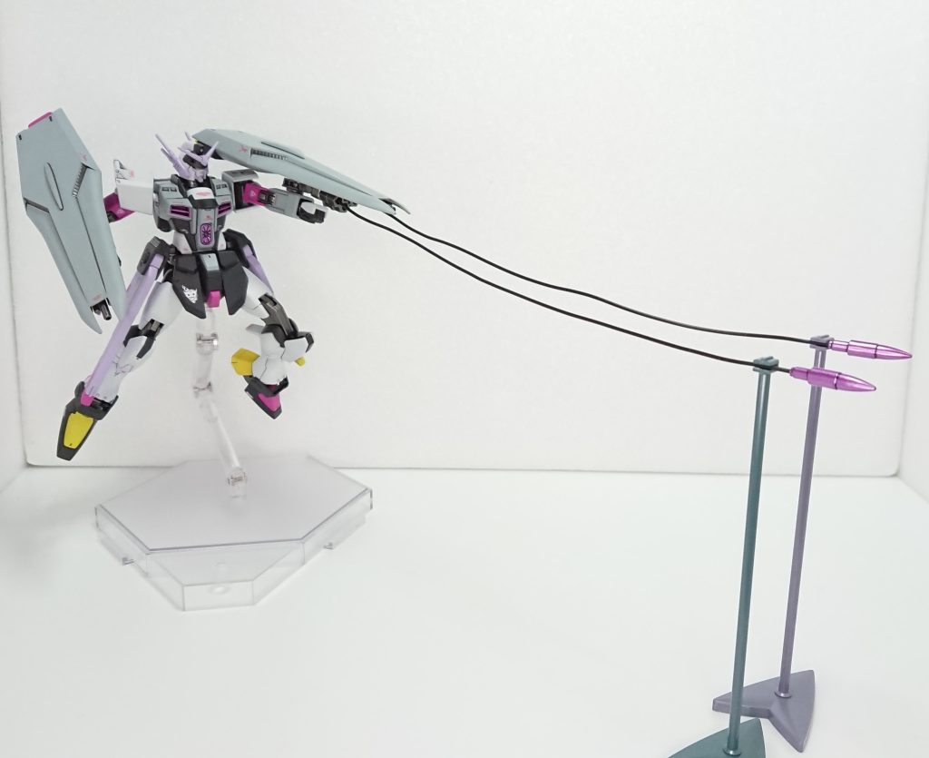 ワイヤースパイク写ってませんがアンカー基部は30MSの背中ジョイントを、アンカーはボールデンアームアームズのスパイクを使ってます。こういうアンカー系って写真撮った後は二度と使わなくなりません? 設定WB内側に装備されたワイヤー式のスパイク、基本的には射出してそのまま敵にぶつける武装だが、敵機を拘束したり引き寄せるために使用することもできる。