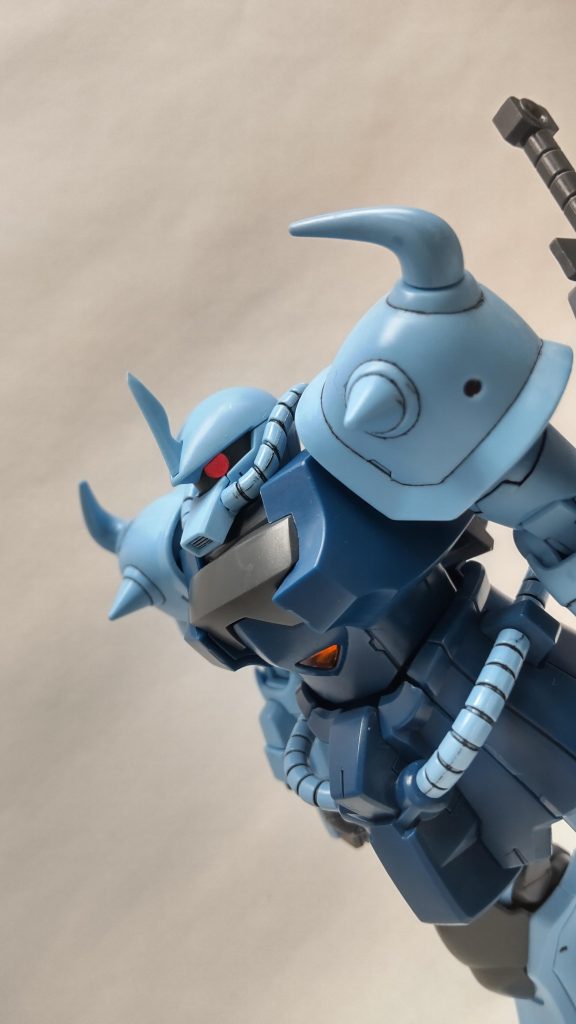 バストアップモノアイのシールが光を拾ってくれて、かっこいい感じに