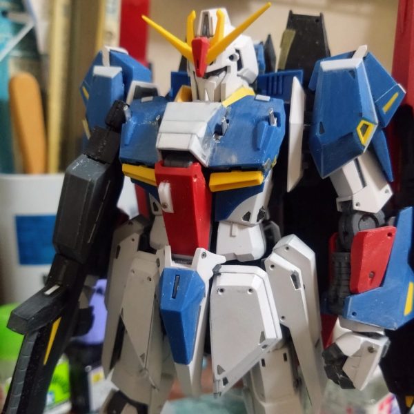 Ｚガンダム　③Ver.Kaの特徴である胸の出っ張りを高くしてみました。フレームも2.0m/m上、前にプラ材を噛ましてあります。メリハリが付いたので満足してます😆各箇所にピンバイスで穴を開け丸ビットで開口部を段落ちにしてあります😊楽し過ぎてアチコチに無理矢理に開けてしまいました😅頭部はこのままにするか、弄るか迷っております🤔 （1枚目）