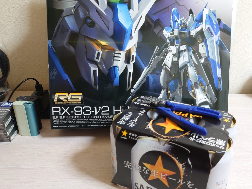 これ買ったの2022年12月ってなってました。ガンプラなんて子供の頃に作ったくらいなのに急に作りたくなって模型屋行ったんですが何買えばいいかわかんなくて知らないガンダムだけどカッコいいからHiνガンダムを選んだような気がします。今回もいろいろトラブルとかありましたけどなんとか完成までもっていけたんで良かったです。次はHGナイチンゲールをパチ組みしてあるので今回のHiνに見劣りしないくらい改造しようかなーと思ってます。自分の制作スピードだと年内に完成すれば早い方ですかねwそれでは最後まで観覧していただきありがとうございました！