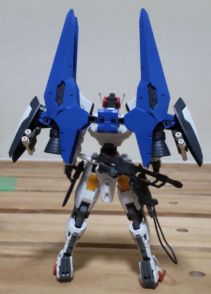 バックショットバックパックをテルティウムのブースターに変更、それに伴い試作型ビームサーベルのケーブル位置を右脚に移動させました。本体は胴にジャンクを挟んで延長し、色がズレていた腕をグレーに塗りました。その他、肩アーマーにもジャンクを挟んでスカスカ感を減らしました。