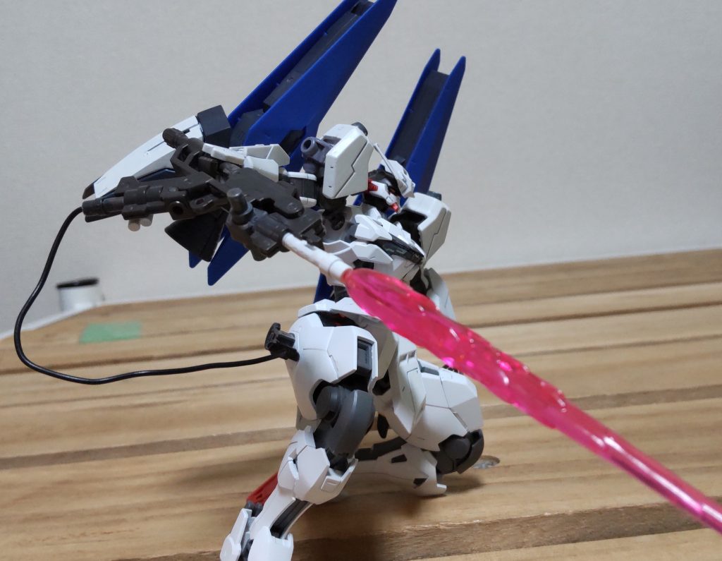 メイン武装の試作型ビームサーベルレギュレーション違反かもしれませんが、どうしても迫力が欲しかったのでROBOT魂のものを使いました