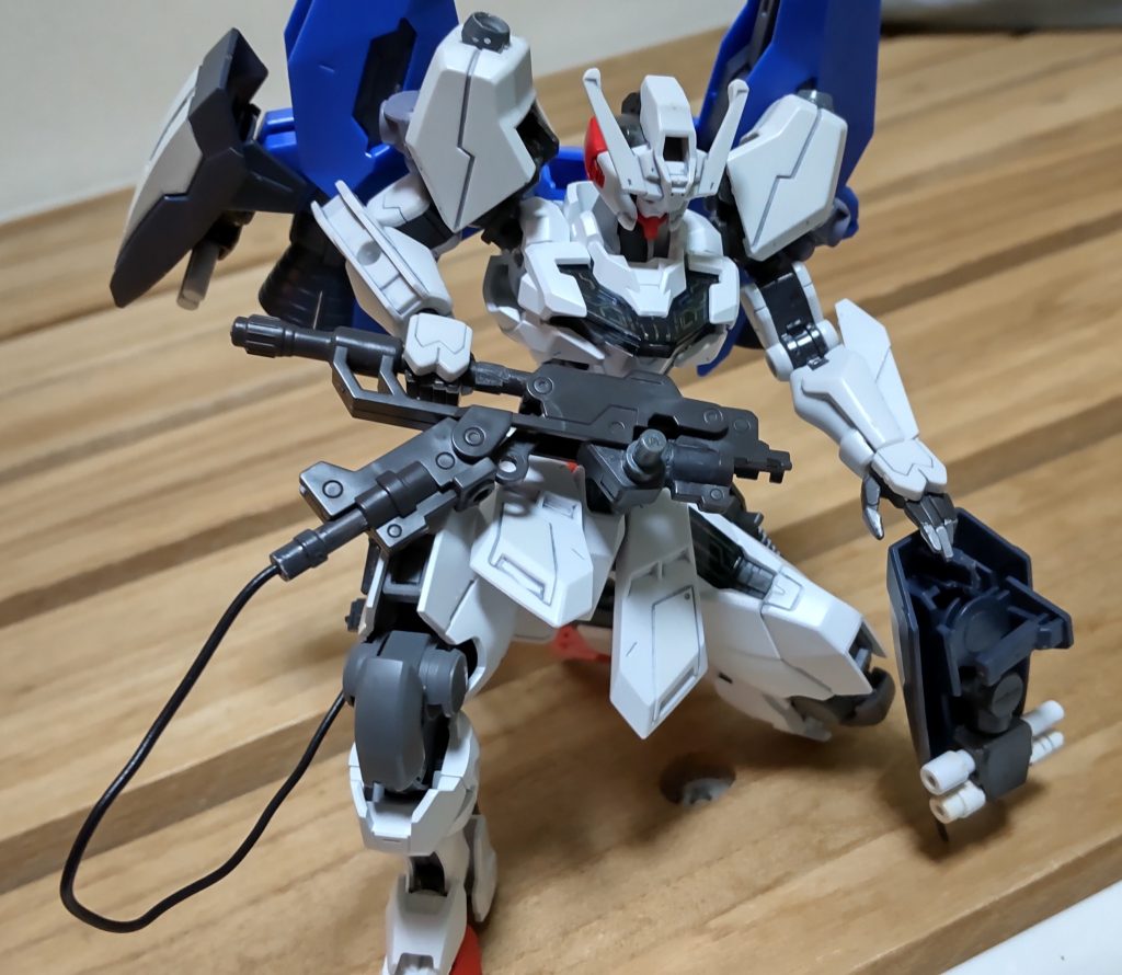 サーベル部分をカートリッジに見立てています。予備は背部ブースター両脇に装備したシールド内側に2本ずつ積んでいます