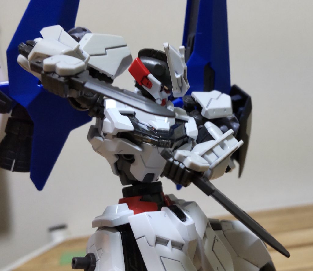 アスタロトの頭もそのままだと後頭部が干渉して上を向けないのでどうにかしたいところです