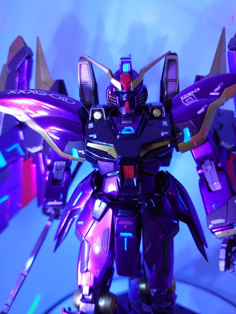 モールド各所、センサー部分は蛍光塗料にして闇夜で不気味に光るイメージにしてみました。