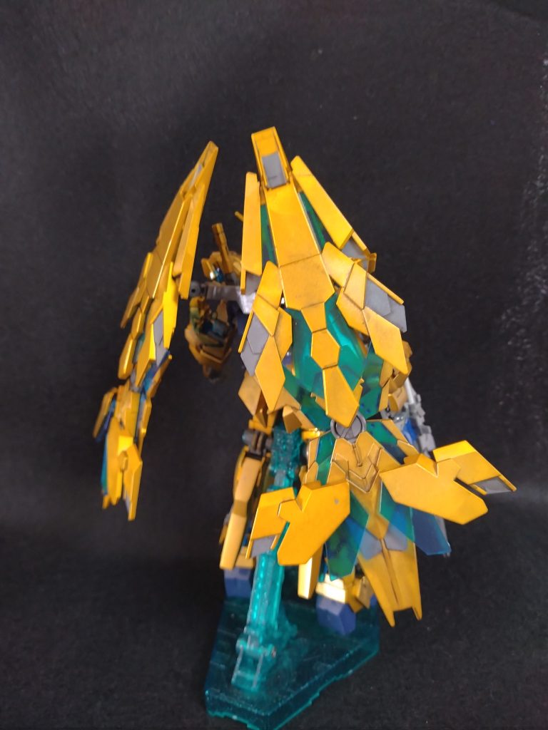 テールスタビライザーがない分、背中が寂しく感じます。やりやすそうな部品選んで、紙ヤスリで表面を整え、塗装を直しました。直したところは金がやたらと濃くなり、表面の違いで、色がこんなにも変わるのかと驚きました。（1枚目の写真を見るとよく分かります）