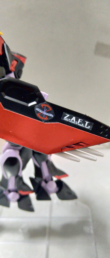 専用の盾に、付属のマーキングシールを貼り付け