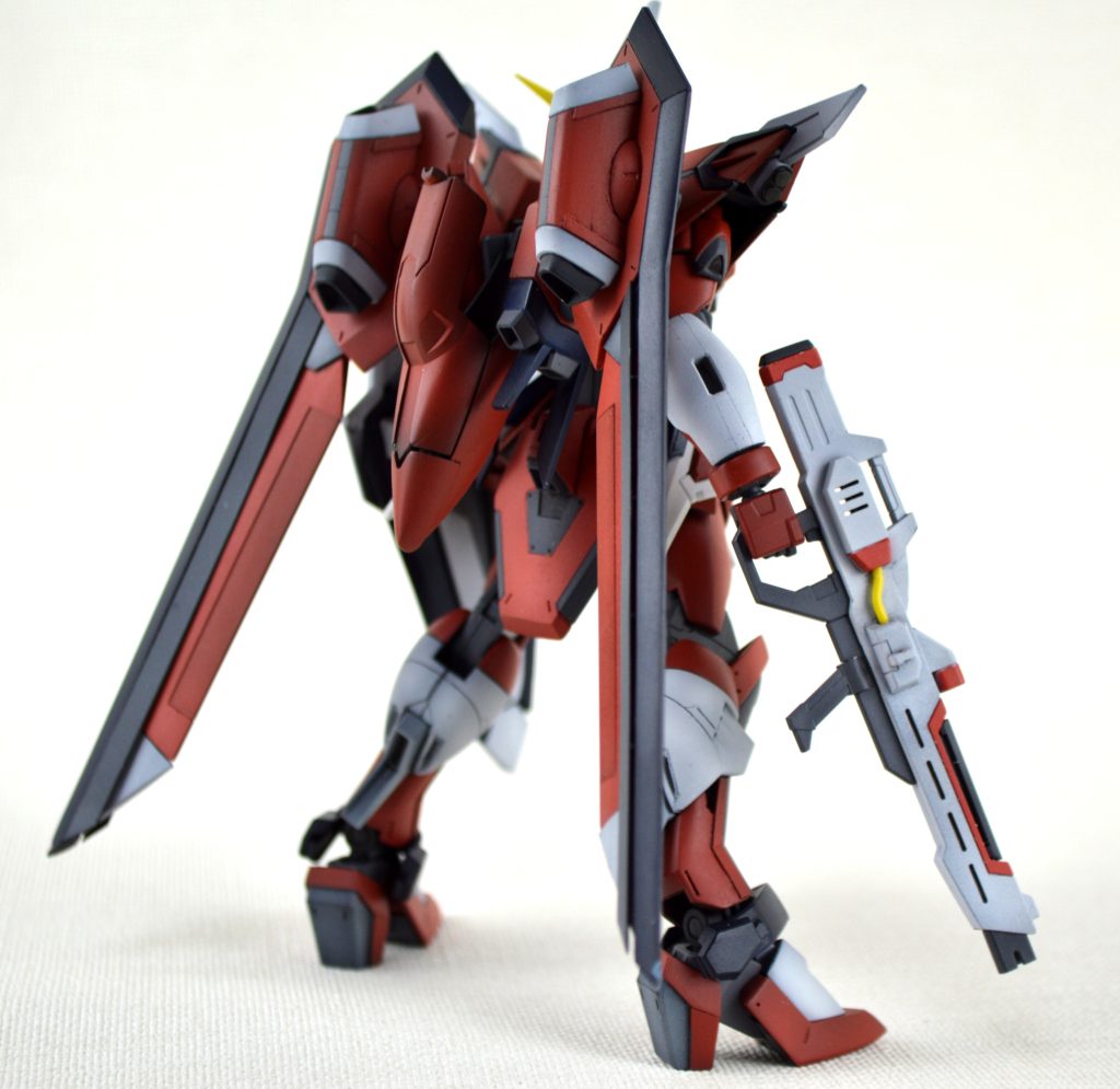 ウイングがただの板状だったので、フラップやエレベータっぽいディテールを加えつつ翼端灯をクリアパーツで追加しています