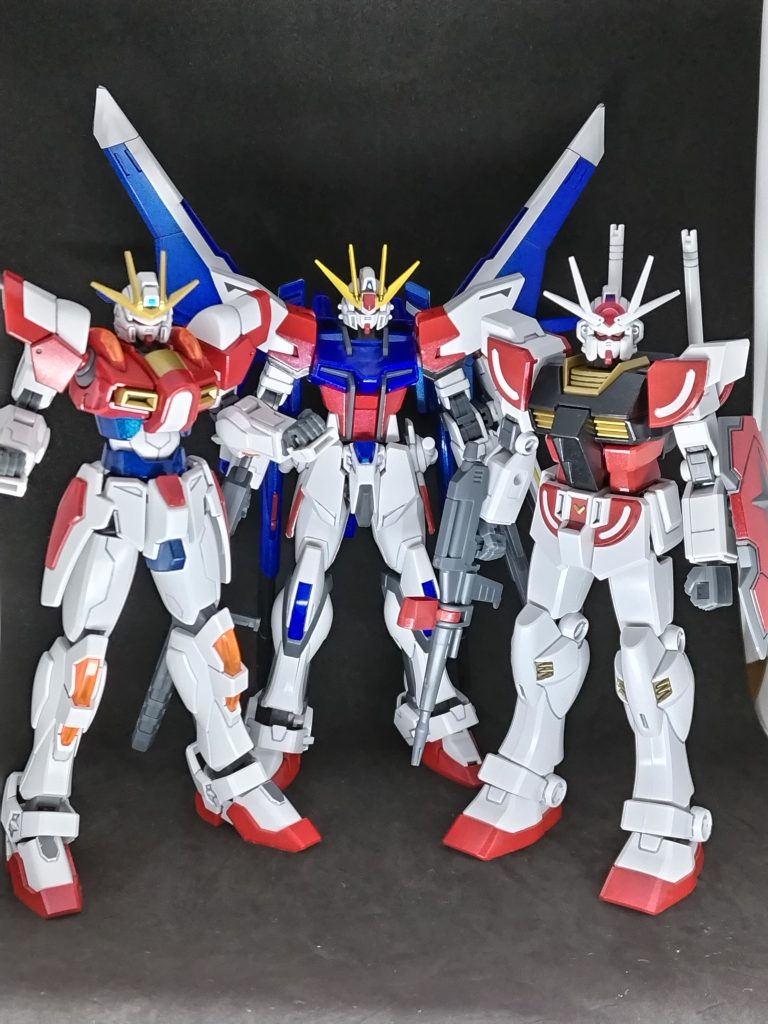 中央　ビルドストライクガンダム　(ビルドファイターズ)左　ビルドバーニングガンダム　(ビルドファイターズ　トライ)右　ラーガンダム　(ビルドメタバース)