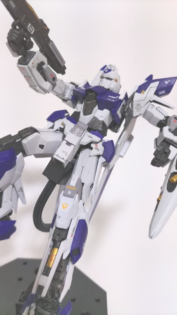 カラーはセイラマスオさんを参考に…というかほぼほぼ同じ感じにしました。めちゃくちゃカッコいいと思ったので😅 それにしてもこのデルタプラス、可動域が狭くポージングが難しい…でもとにかくカッコいい！とても気に入ってます。 ご覧頂きありがとうございました。