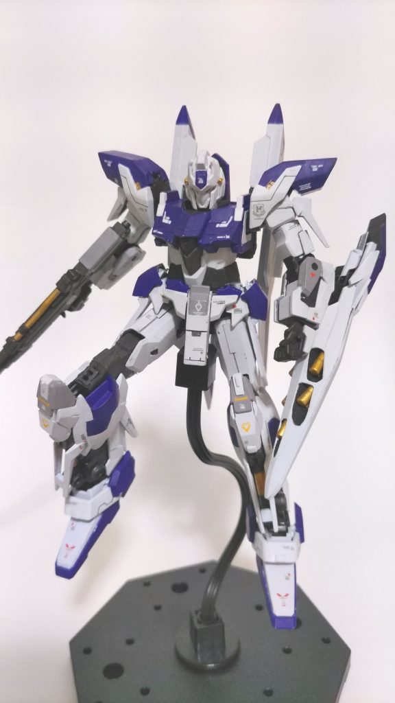 初めてのスジ彫りもしました。スジの太さや線のガタつきなど、色々失敗しては埋めて…を繰り返していましたが、完成してみるとぱっと見わからない程度になったかな…と思ってます。写真だとわかりにくいですが…