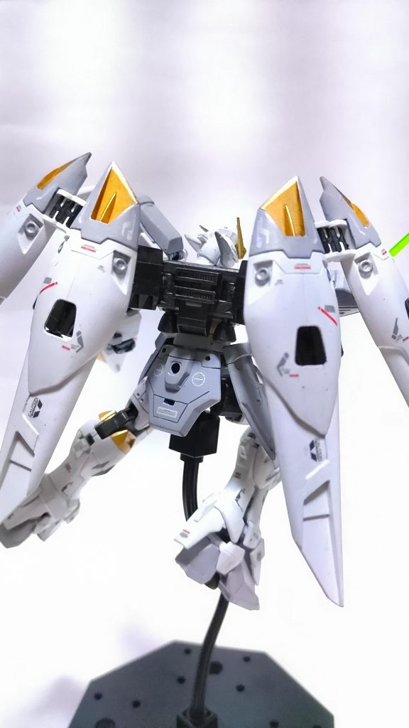この開いたウイングのカッコいいこと!他の方の作品を参考に、少しウイングの加工を行っております。