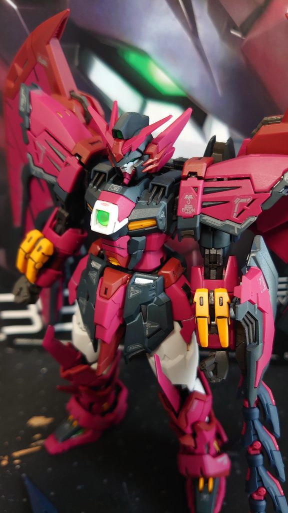 斜め上からいやー、悪そうです。リアリスティックデカールを使用しましたが、つや消しトップコートで仕上げることで意外とシール感が減って満足。シャアレッドが成形色と全く同じで助かりました。