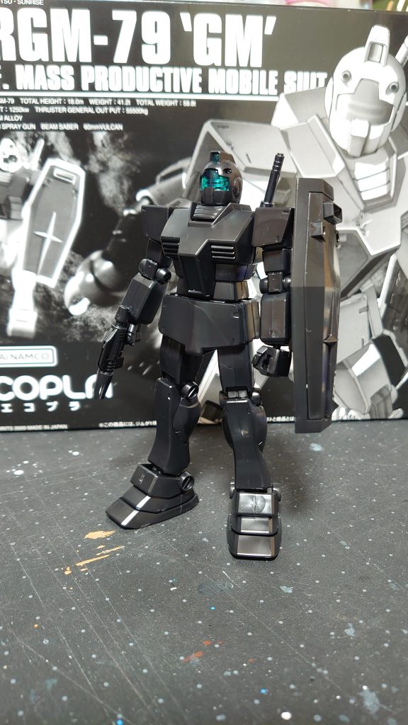 元の黒い素組状態黒立ち上げで攻めるつもりが、このあとグレーのサフ色一色に(゚ε゚)キニシナイキニシナイ