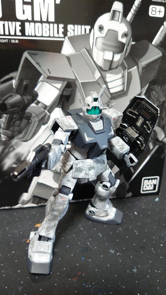 箱絵風にポージングセンサはシルバーで裏打ち塗装してみました。これならジオンのザクともしっかりやりあえるかな(^_^;)冬季迷彩イメージしたスポンジ塗装、上手くいったかなと自己満足中です(´ω`)これまで通り、気の向くままに、ボチボチ製作していこうと思います(´ω`)