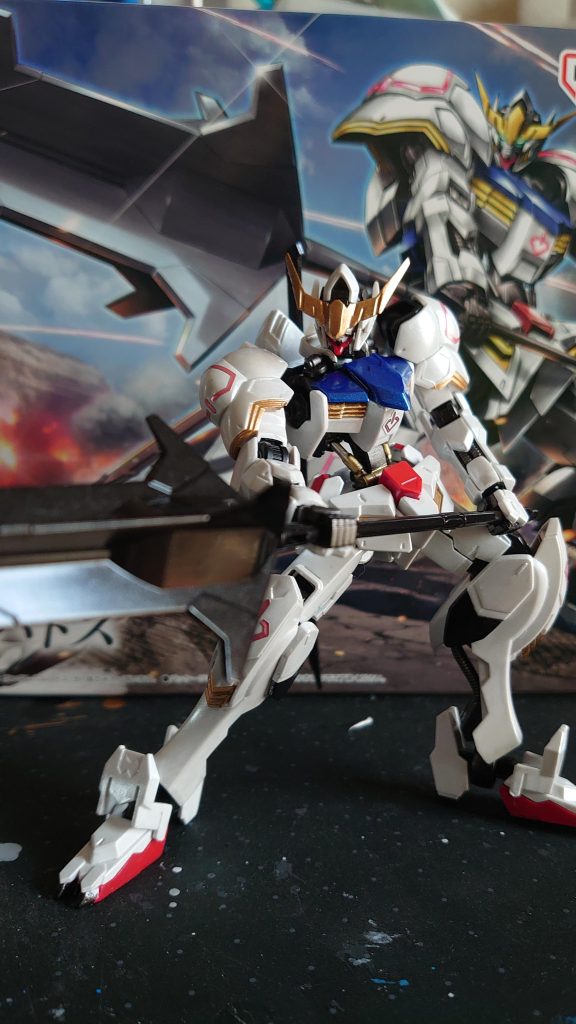 決めポーズのアップウエストのガンダムフレームがパキッといってしまいそうですね(^_^;)今回は何も考えず、好きに塗装しました。汚し塗装の方が映えるんでしょうけれども、パール塗装しちゃいました(゚ε゚)キニシナイキニシナイただ、カメラ越しだと、パール感が消えてしまう(^_^;)