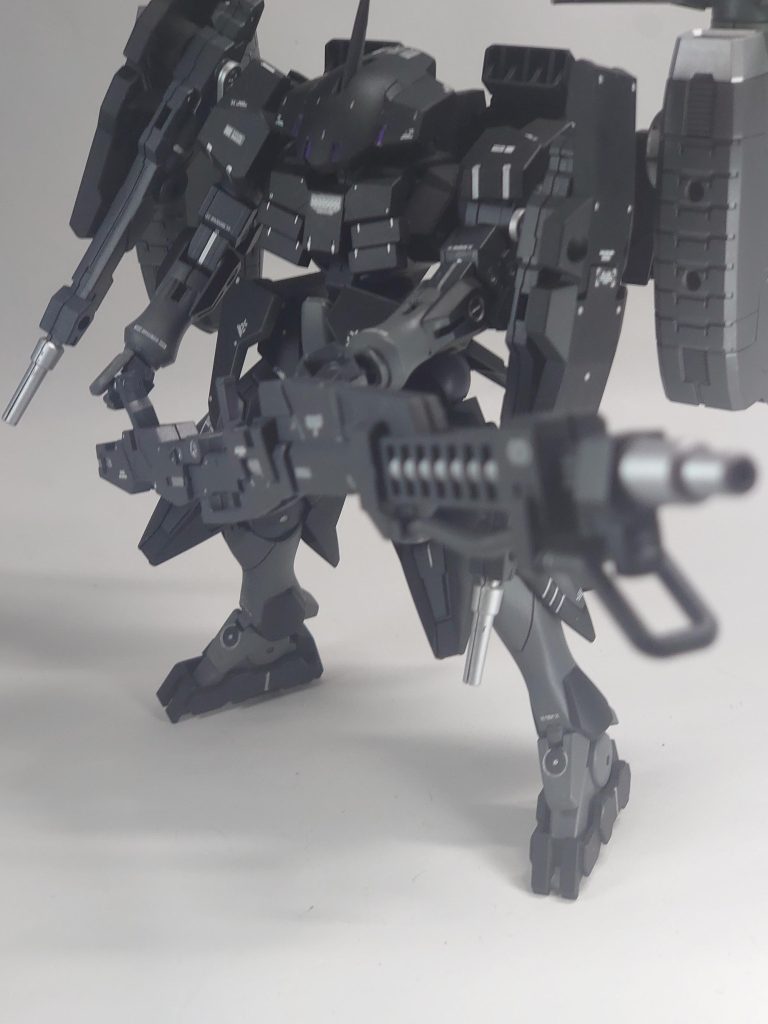 ランチャー砲4つのパーツに分けれます。トップコートを吹くとき大変でした。