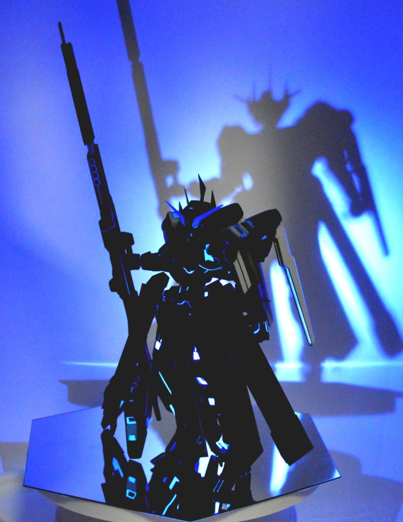 ガイアカラーの蛍光ブルーをスカイブルーの上から塗ったので、UVライトで全身が光ります。