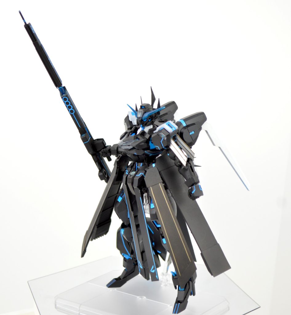 ロッドライフルのバレルを3cmほど延長し、中間にクリアパーツを挟みこみました。ドレスに見立てた腰回りの装甲をプラ板で作りました。