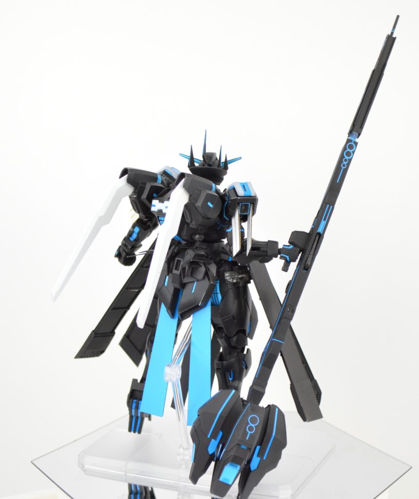 ガンビットの接続角度を変更し、2束の髪の毛に見立ててみました。王冠の後部エッジを蛍光ブルーで塗装しました。