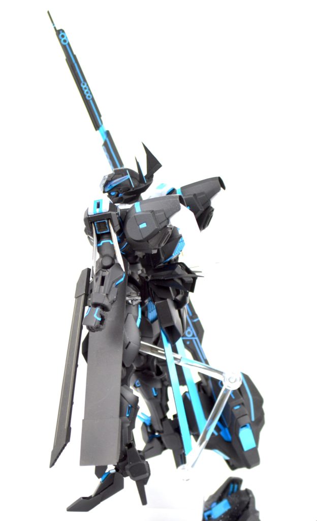 ハイヒール状態を正とするため、足の甲を幅詰めし、ミカエリスの爪先を移殖しました。前腕もふとましかったので、デザインを残しつつ幅詰めしています。