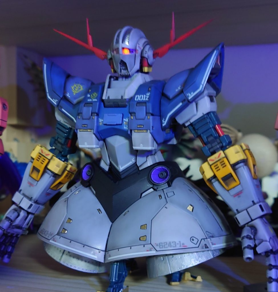 モノアイはブラックライトで光ります。 