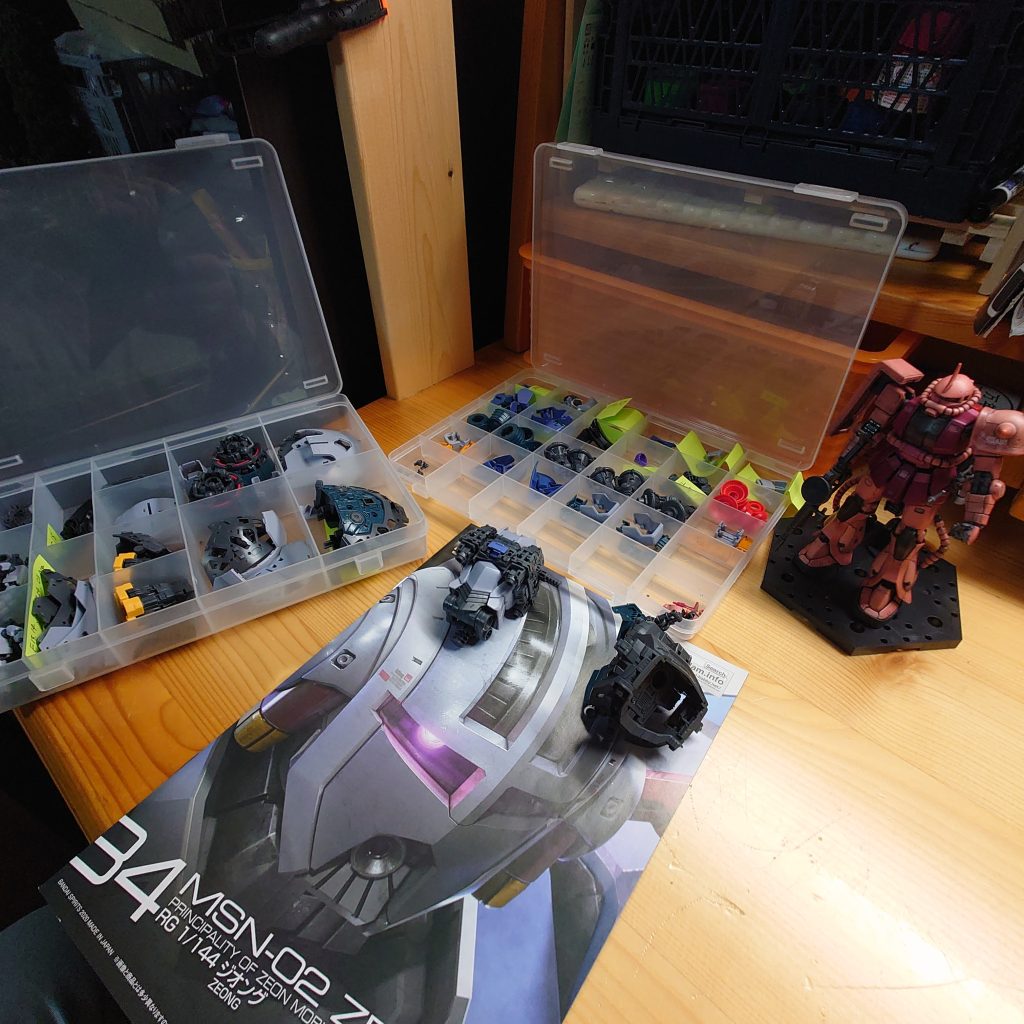 1/144なのにパーツ量が多くて管理が大変でした。いや〜小さいパーツを机の下に落とした時は絶望でしたね。  