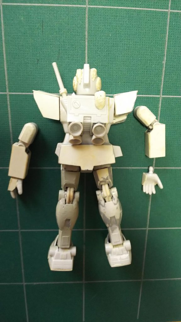 バックパッ…、いえランドセルにはバーニアを４個付けた贅沢仕立て。膝裏は動力パイプのつもりか、シリンダーのつもりか、ランナーをロウソクで炙って曲げてカットした物を着けています。そういえば時々火がついて燃えたりしたっけなー。(良い子は絶対まねしないようにね！) 自分でも驚いたのが足の裏❗️