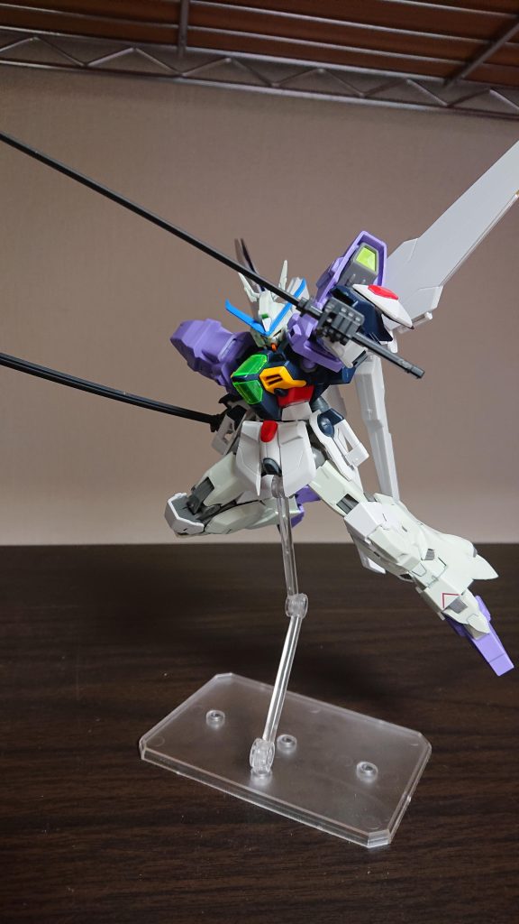 主武装は実体剣のイシュチェル。ディーネルクスのアッドゥリーディスの小型改良型。変形機構はオミットされた。