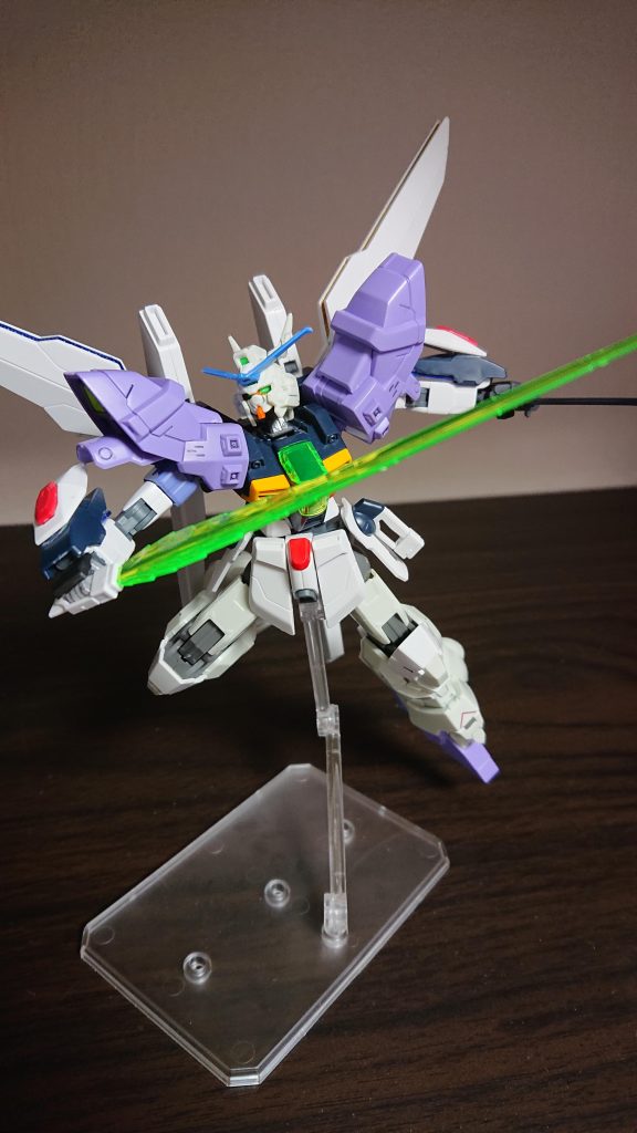 サイドアーマーに二本装備されているのはビームソード。こちらもディーネルクスのビームソードアックスの改良型。ビーム出力が絶大にパワーアップし当たりどころが良ければ一発で戦艦を沈めることもできる。