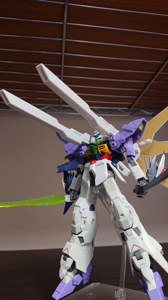 そしてガンダム最強の武装、シャインムーンブラスター。月の力を使用することでムーンサテライトビームを放つ。ムーンサテライトビームは攻撃力が低いが連射性、長時間の発射に優れている。ムーンサテライトビームを放つ時は右側の青いリフレクターを開く。太陽の力を使用することでサンシャインサテライトビームを放つ。サンシャインサテライトビームは攻撃力が絶大でありシュミレーションでは約7発で地球を破壊できる。サンシャインサテライトビームを放つ時は左側の黄金のリフレクターが開く。しかし、一度放つと一時的にムーンサテライトビーム、サンシャインサテライトビームは放てなくなる。