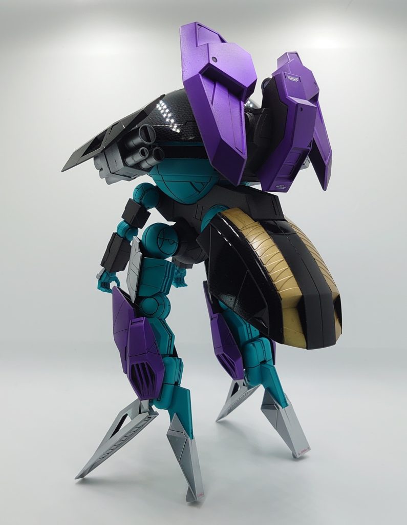 背中のアーマーはワンポイントで金を入れてましたがなんか黒のままのほうが良かったですねーデカールはほんの数か所だけに留めました、追加アーマー付けたら殆ど隠れましたが。