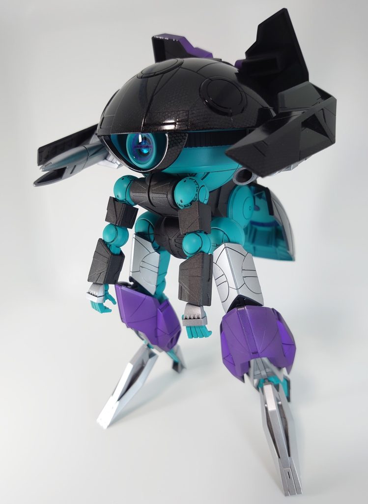 レンズ部分はレジンで固めました気泡が入りましたがこれも味と言う事で・・・グリーン部分も塗装しましたが別の色にしたほうが違いが出た気がしますね。外装のホワイト部分はパールシルバーにしました