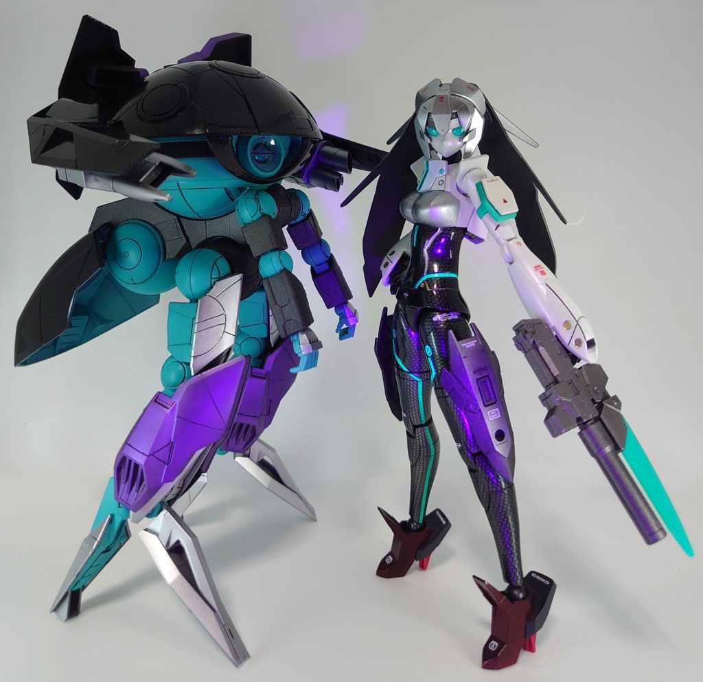 劇中ではメイが中に入ってる演出でしたがプラモデル自体の大きさではそんな事も出来るはずもなく並べてみるとほぼ同じくらいの大きさになりました