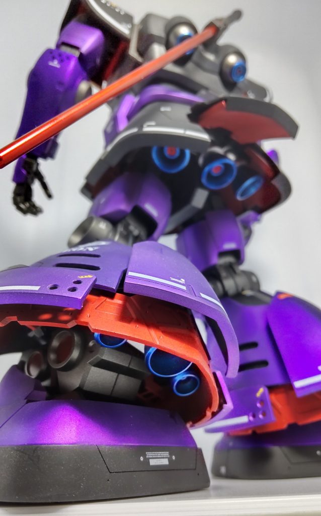 赤のインナーフレーム?を極力見せる為の工作をしています。