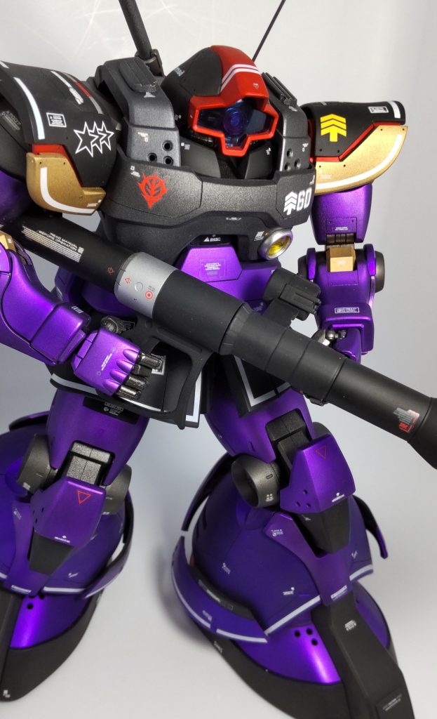 差し色にゴールドを使うと量産機らしくなくなりますね。目線をハッキリさせないようにすると威圧感が増すんじゃないかとモノアイのスクリーンをクリアブルーで塗っていますがどうですかね?