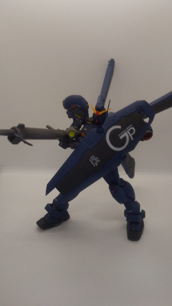 付属のマーキングシールとガンダムデカールを併用して貼りました。