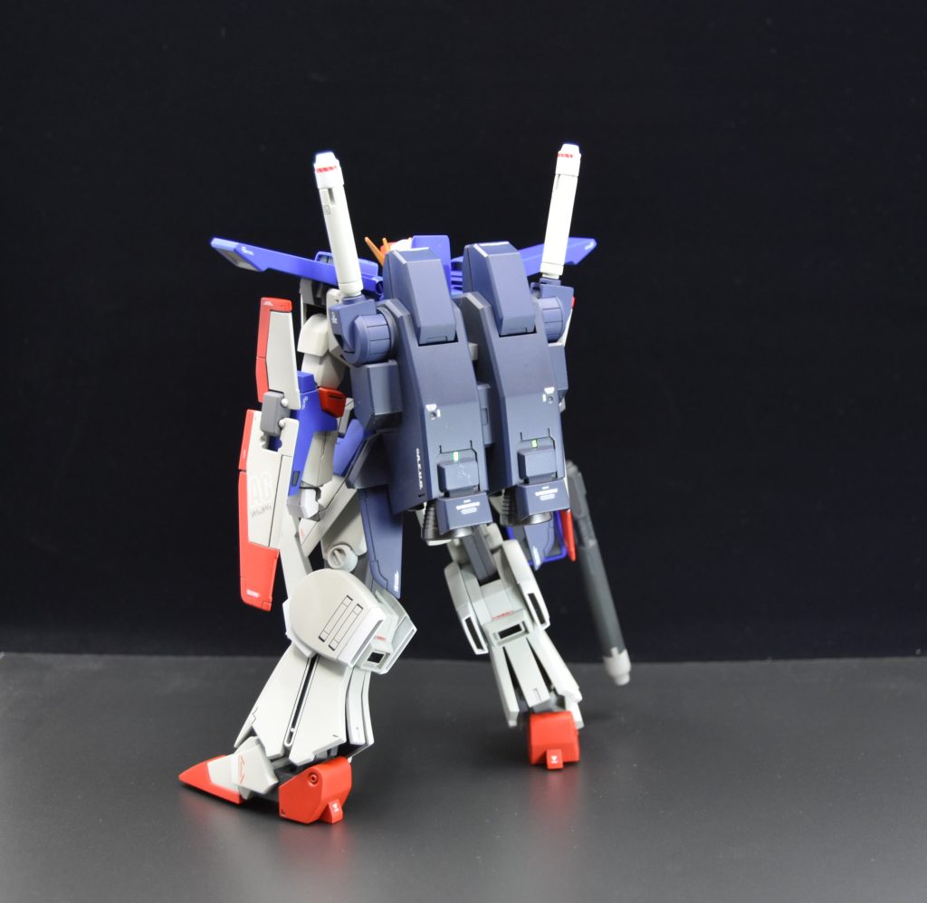 バックパックはほぼキットのまま。接続部にジョイントを追加しました。緑のセンサーは蛍光グリーンの上からハイキューパーツのオーロラグリーンシールを貼り付けています。