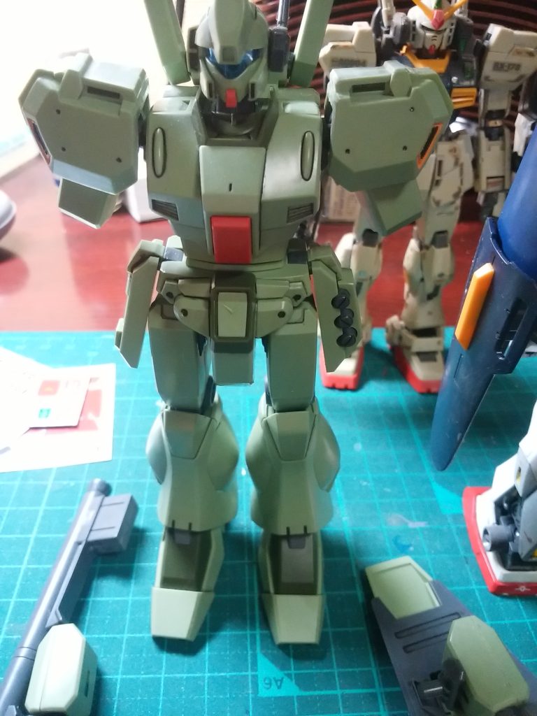 実は１度、作りながら色々と動かしていたら肘の関節パーツがポキッっと逝ってしまいモチベーションが落ち、しばらく放置した記憶があります。 